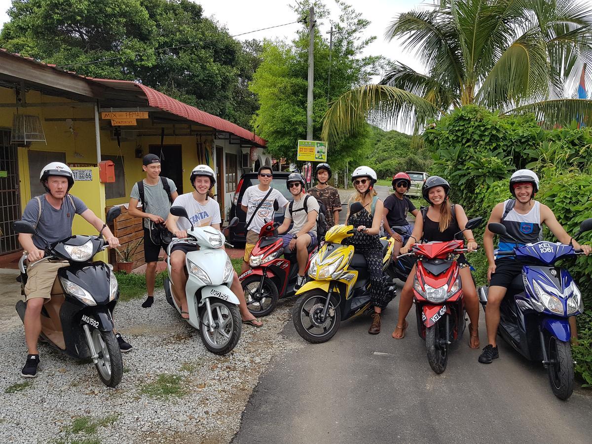 J Dorm Ostello Pantai Cenang  Esterno foto