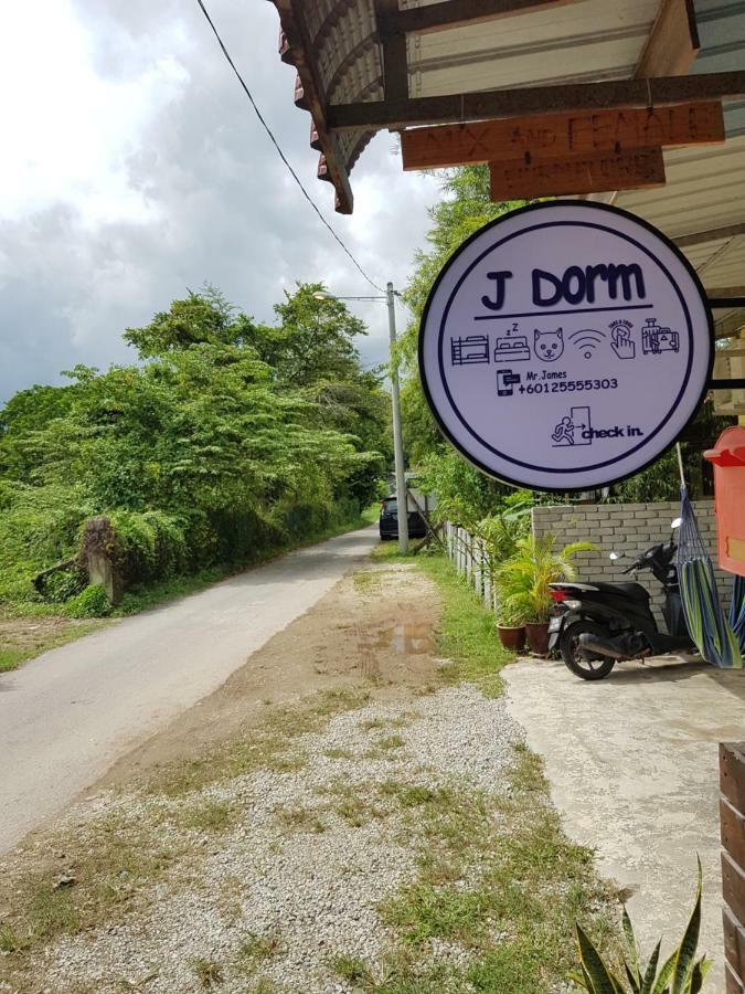 J Dorm Ostello Pantai Cenang  Esterno foto